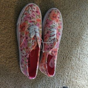 NEW Girls sz 5M Joe Boxer sneakers